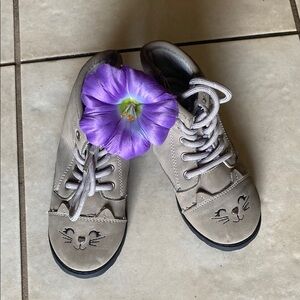 🛝⬇️ Kids Wondernation Kitten face size 8 shoe in beige